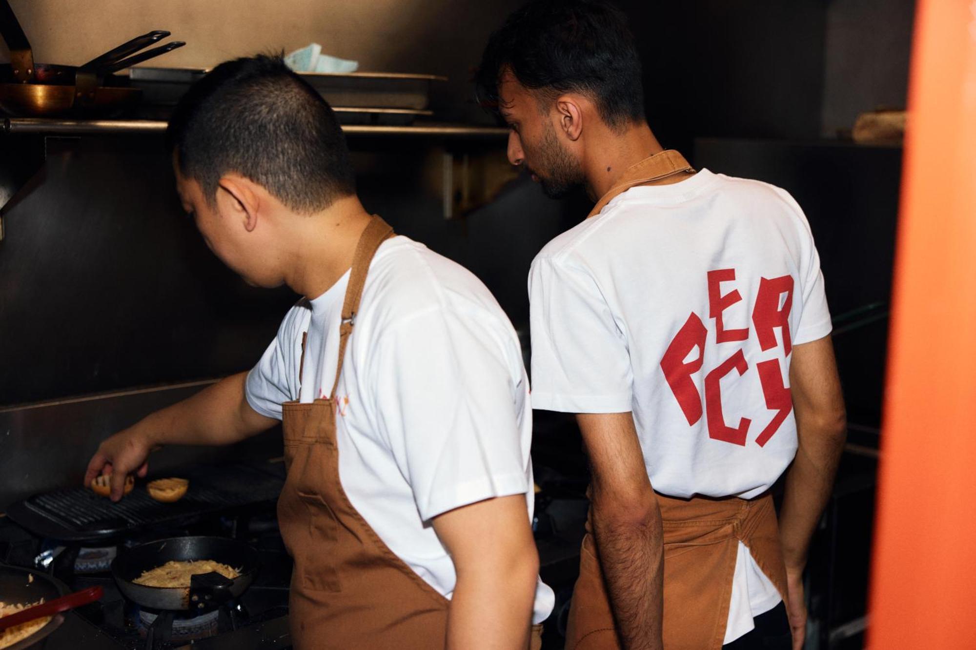 奥华吾斯多尔1888酒店 悉尼 外观 照片 Two cooks working in a restaurant kitchen